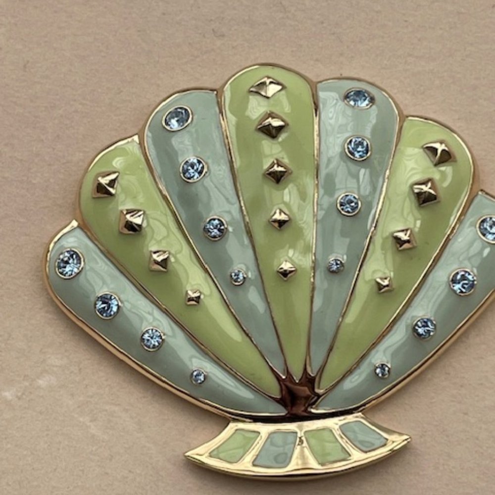 Vintage Roland Scallop brooch